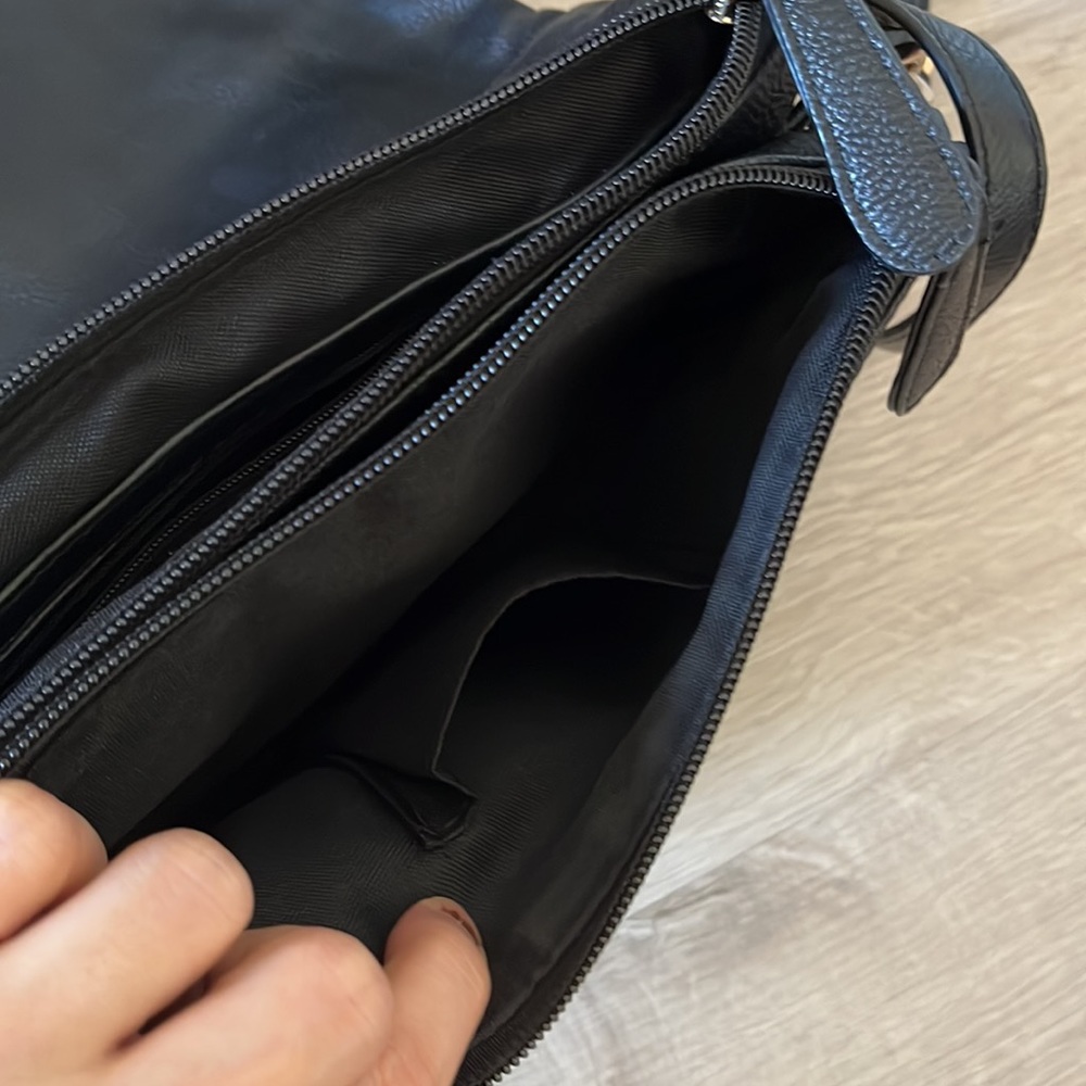 Leather crossbody bag with Initial H - Picture 6 of 10